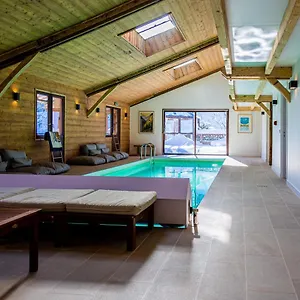 Grand Convivial Avec Sa Piscine Intérieure Hébergement de vacances